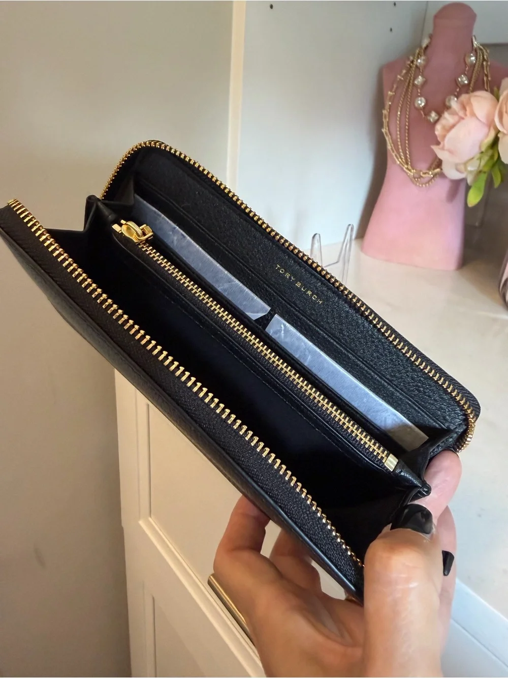 Tory Burch EUC Black Pebbled Leather Zip Wallet with Gold Hardware